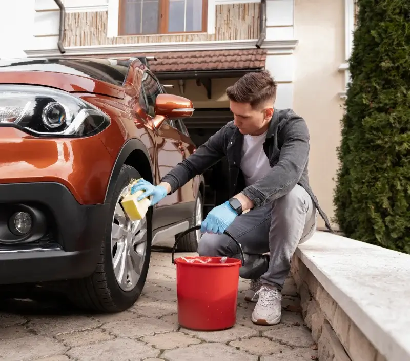 Lavage auto à domicile Petit-Landau : professionnel intervenant sur un véhicule